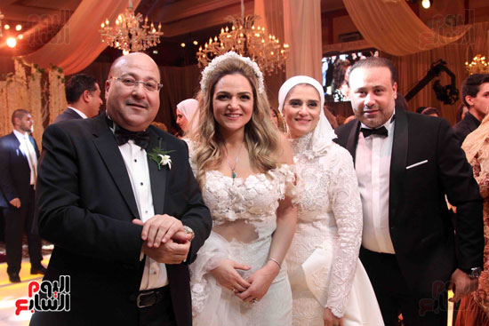 رجل الأعمال وائل مبارك والعروس ووالدها ووالدتها